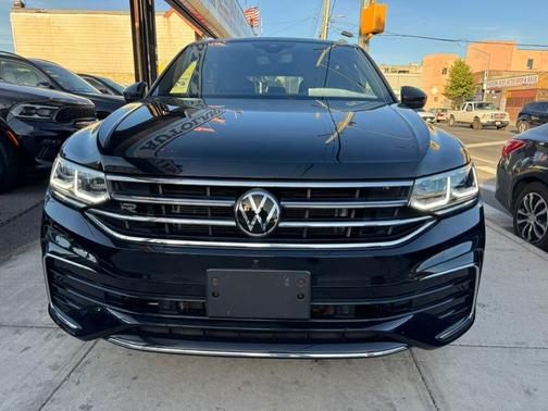 Deep Black Pearl Effect 2024 Volkswagen Tiguan 2.0T SEL R-Line