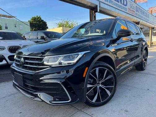 Deep Black Pearl Effect 2024 Volkswagen Tiguan 2.0T SEL R-Line