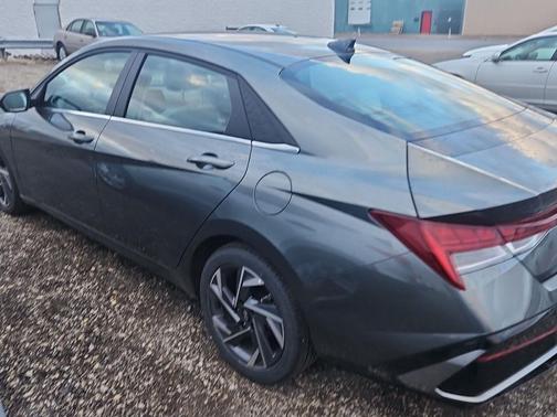 2025 Hyundai ELANTRA Limited