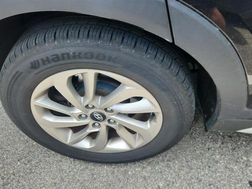Black Noir Pearl 2017 Hyundai TUCSON SE