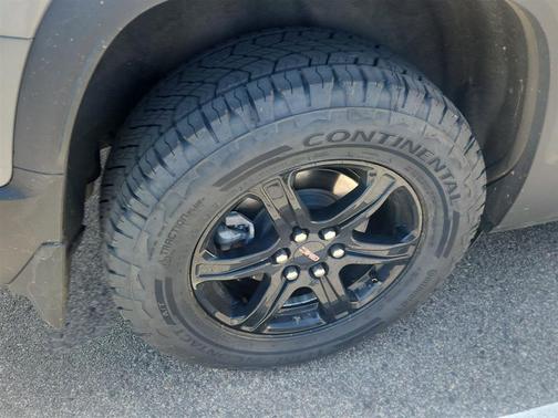 Sterling Metallic 2023 GMC Acadia AWD AT4