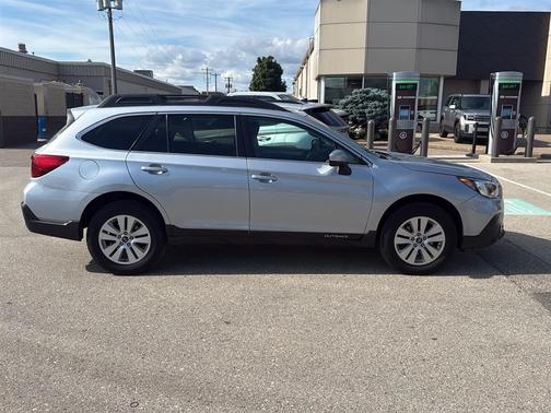Ice Silver Metallic 2019 Subaru Outback 2.5i Premium