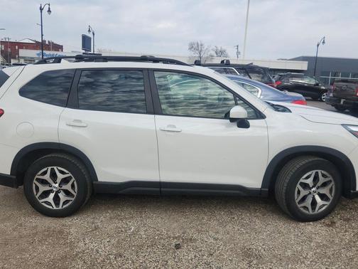 Crystal White Pearl 2023 Subaru Forester Premium