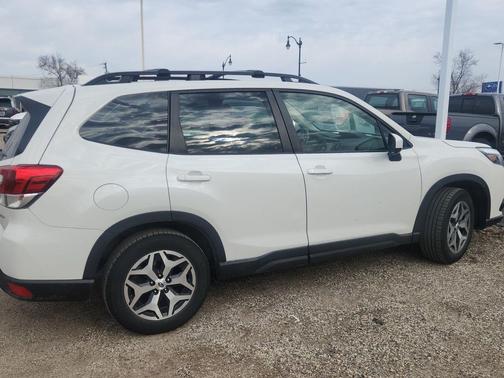 Crystal White Pearl 2023 Subaru Forester Premium