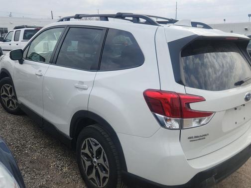 Crystal White Pearl 2023 Subaru Forester Premium