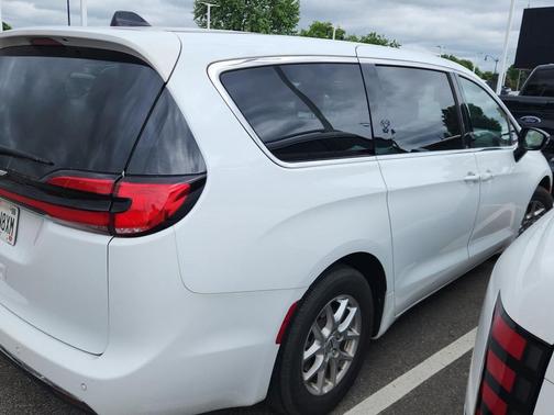 Bright White Clearcoat 2025 Chrysler Pacifica L