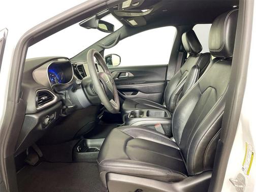 Bright White Clearcoat 2025 Chrysler Pacifica L