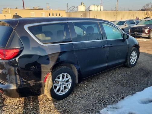 2022 Chrysler Voyager LX