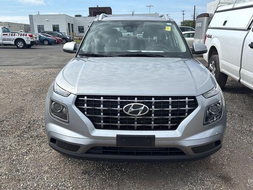 Shimmering Silver 2024 Hyundai VENUE SEL