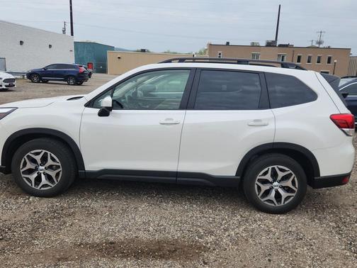 Crystal White Pearl 2024 Subaru Forester Premium