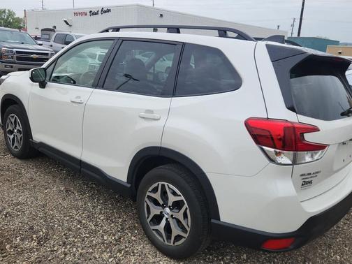Crystal White Pearl 2024 Subaru Forester Premium