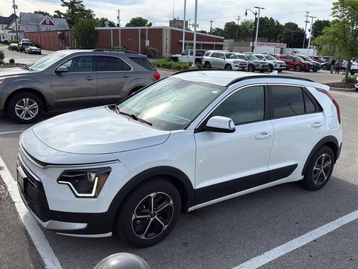 Snow White Pearl 2025 Kia Niro EX