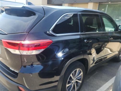 Midnight Black Metallic 2017 Toyota Highlander XLE