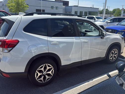 Crystal White Pearl 2019 Subaru Forester Premium