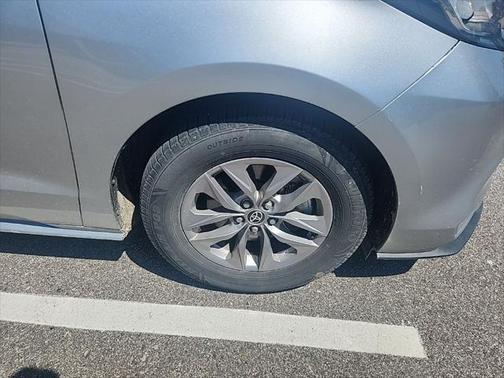 2022 Toyota Sienna XLE 8 Passenger