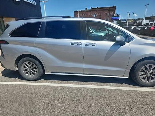 2022 Toyota Sienna XLE 8 Passenger
