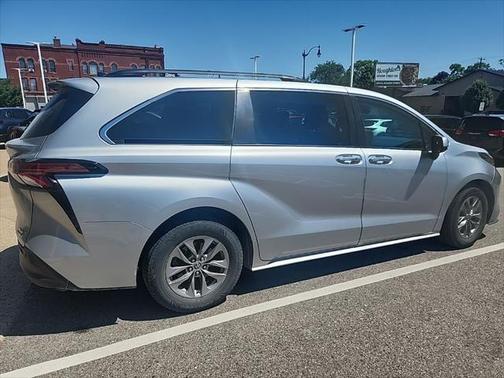 2022 Toyota Sienna XLE 8 Passenger
