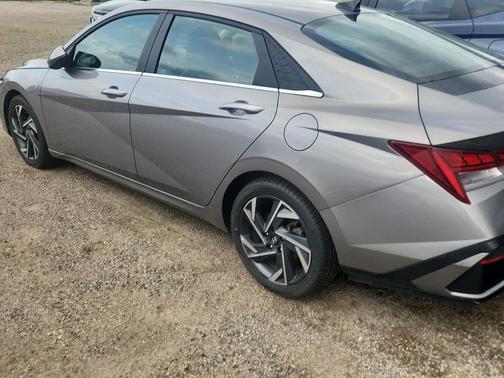 Fluid Metal 2024 Hyundai ELANTRA Limited