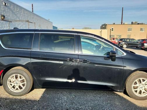 Diamond Black Crystal Pearlcoat 2024 Chrysler Pacifica Touring L