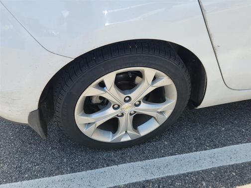 Summit White 2017 Chevrolet Cruze Premier