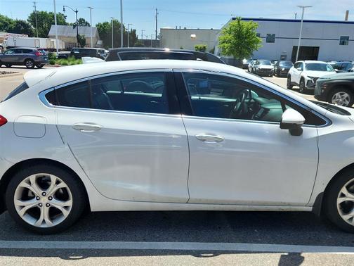 Summit White 2017 Chevrolet Cruze Premier