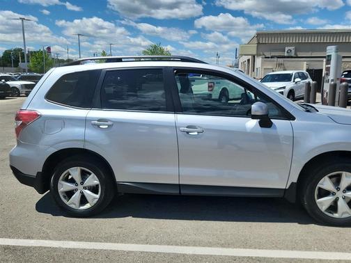 Ice Silver Metallic 2016 Subaru Forester 2.5i Premium