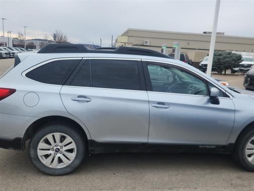 Ice Silver Metallic 2017 Subaru Outback 2.5i Premium