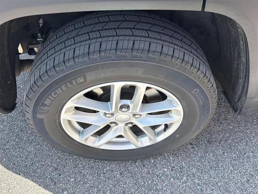 Baltic Gray Metallic Clearcoat 2022 Jeep Grand Cherokee L Laredo