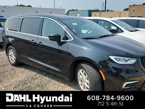 Diamond Black Crystal Pearlcoat 2024 Chrysler Pacifica Touring L