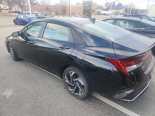 2025 Hyundai ELANTRA HEV SEL Sport