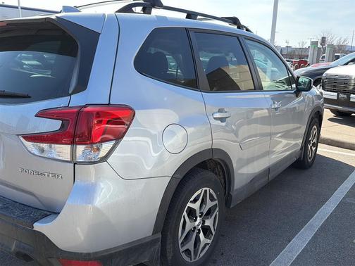 Ice Silver Metallic 2023 Subaru Forester Premium