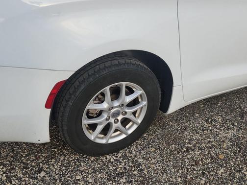 Bright White Clearcoat 2022 Chrysler Voyager LX