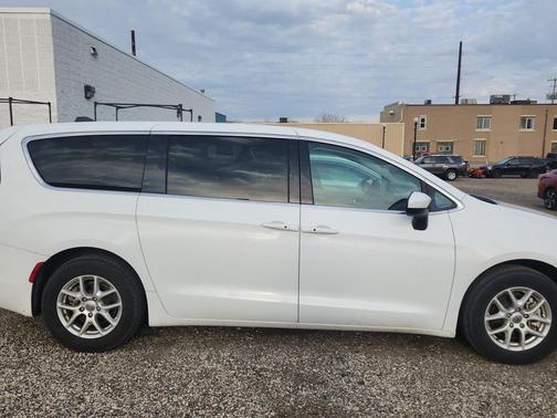 Bright White Clearcoat 2022 Chrysler Voyager LX