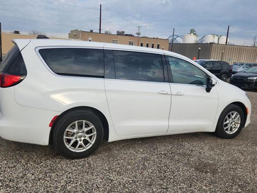 Bright White Clearcoat 2022 Chrysler Voyager LX