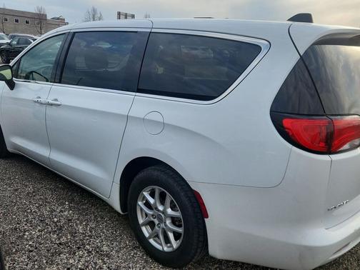 Bright White Clearcoat 2022 Chrysler Voyager LX