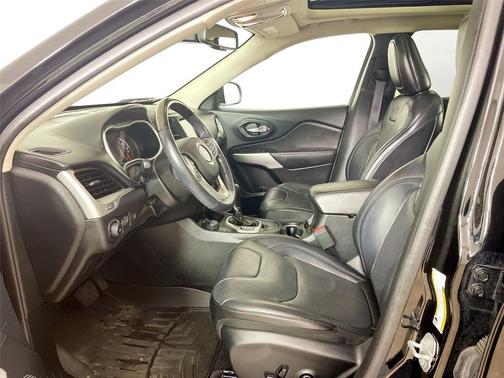 Diamond Black Crystal Pearlcoat 2017 Jeep Cherokee Overland