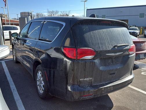 2022 Chrysler Voyager LX