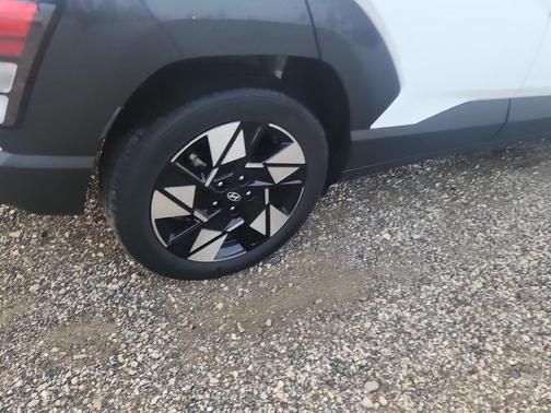 Atlas White 2024 Hyundai KONA SEL