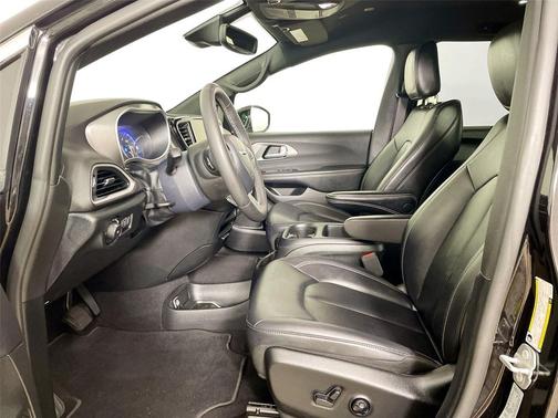 Diamond Black Crystal Pearlcoat 2025 Chrysler Pacifica L