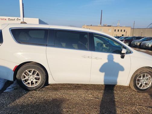 2022 Chrysler Voyager LX