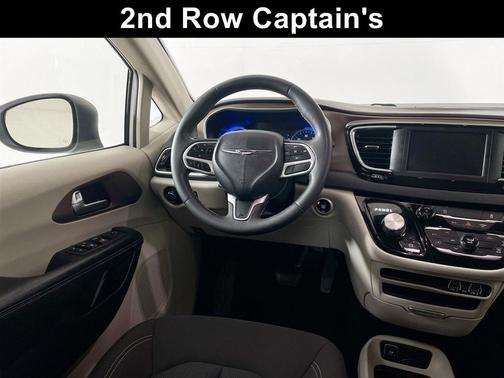 Bright White Clearcoat 2022 Chrysler Voyager LX