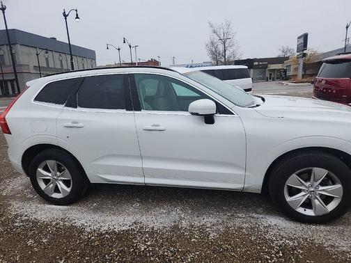 2022 Volvo XC60 B5 Momentum