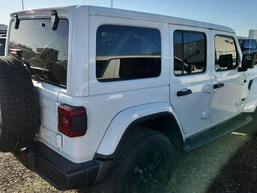 Bright White Clearcoat 2021 Jeep Wrangler Unlimited Sahara