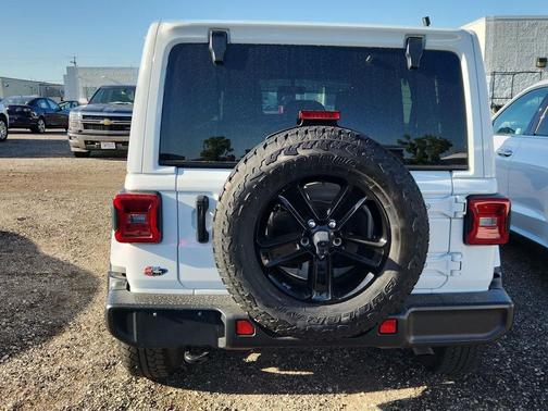 Bright White Clearcoat 2021 Jeep Wrangler Unlimited Sahara