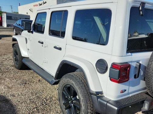 Bright White Clearcoat 2021 Jeep Wrangler Unlimited Sahara