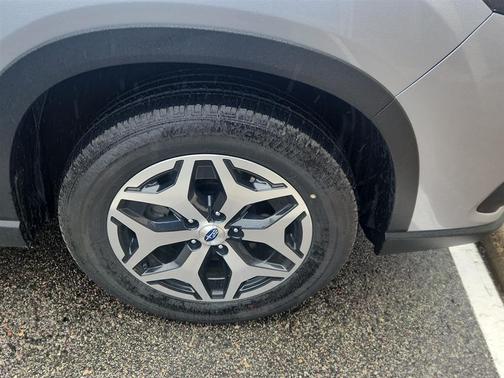 Ice Silver Metallic 2023 Subaru Forester Premium