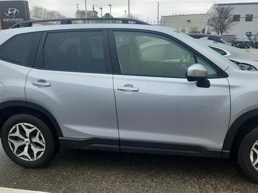 Ice Silver Metallic 2023 Subaru Forester Premium