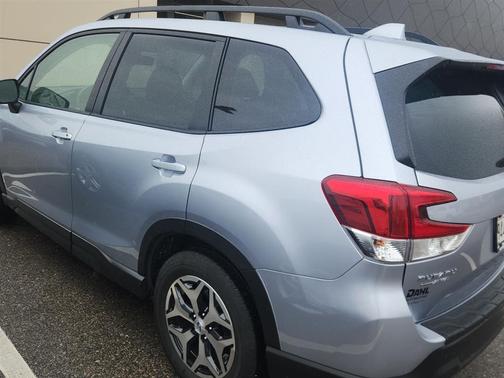 Ice Silver Metallic 2023 Subaru Forester Premium