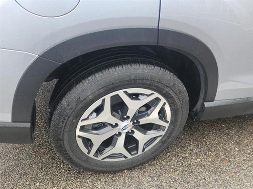 Ice Silver Metallic 2023 Subaru Forester Premium