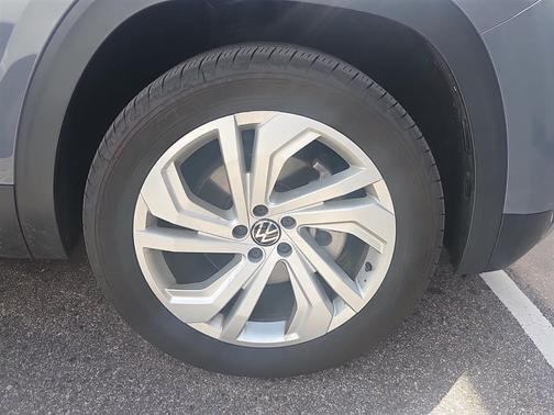 Platinum Gray Metallic 2021 Volkswagen Atlas Cross Sport 2.0T SEL